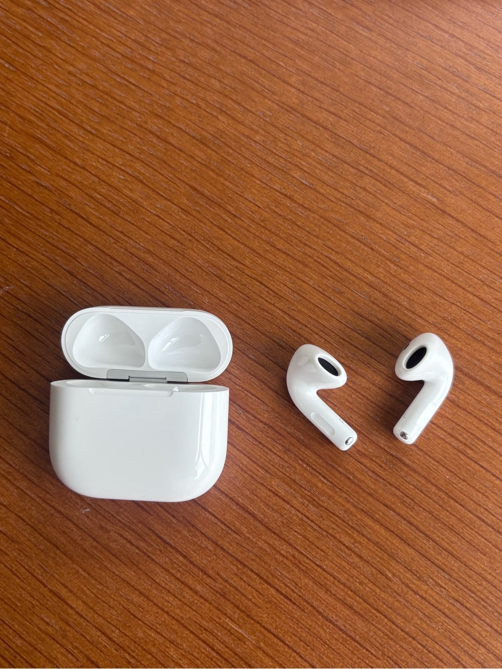 Authentic Apple White  airpods 4 with Charging Case. Like New with original box
